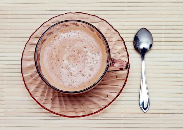 Tasse de café frais sur la table — Photo