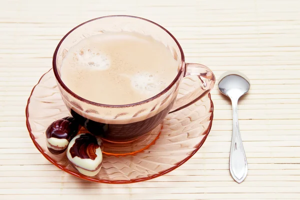 Чашка свежего кофе на столе — стоковое фото