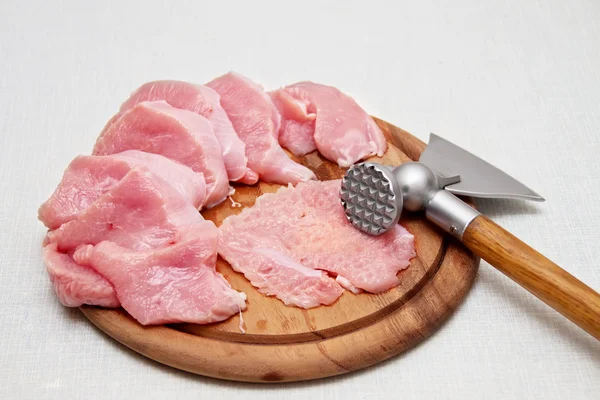 Carne proaspătă, crudă pe o placă de tăiere — Fotografie, imagine de stoc