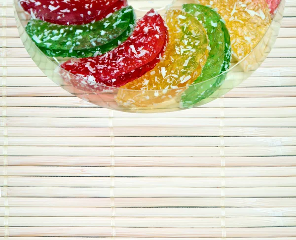 Marmelada multicolorida em um fundo bege — Fotografia de Stock