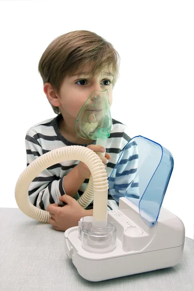 Chlapeček je inhalace s inhalátor — Stock fotografie