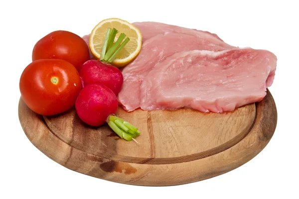 Carne fresca e crua numa tábua de corte — Fotografia de Stock