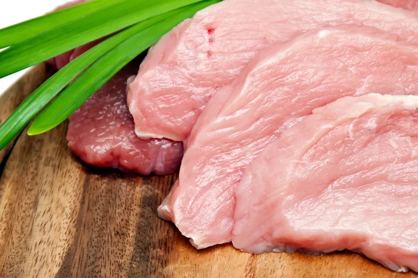 Carne fresca y cruda en una tabla de cortar — Foto de Stock