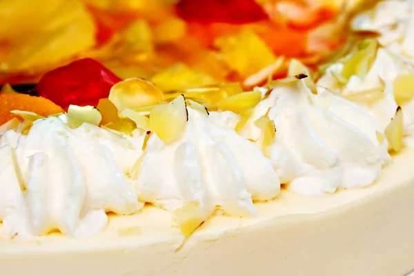 De cake van het fruit met slagroom — Stockfoto