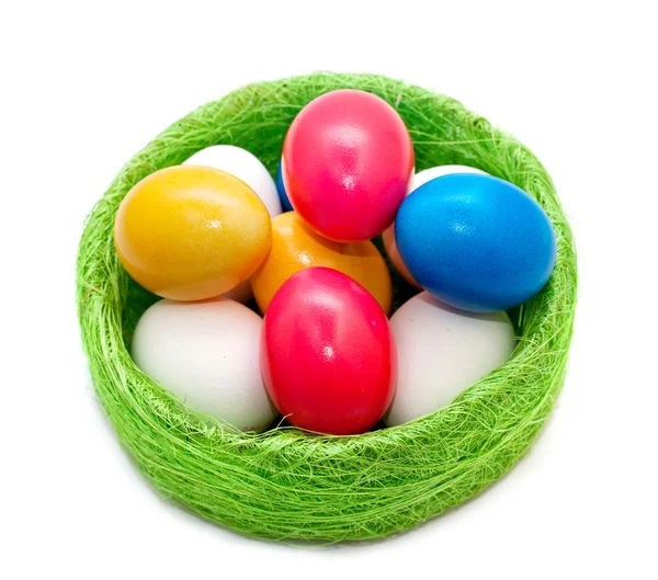 复活节彩蛋放在柳条篮里 — 图库照片