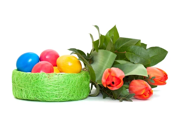 Ovos de Páscoa com um buquê de tulipas — Fotografia de Stock