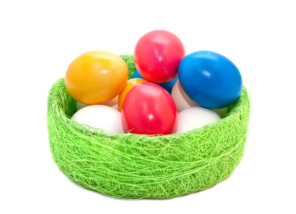 Húsvéti tojás fonott kosárban — Stock Fotó