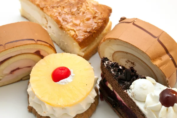 Varietà di torta su sfondo bianco — Foto Stock