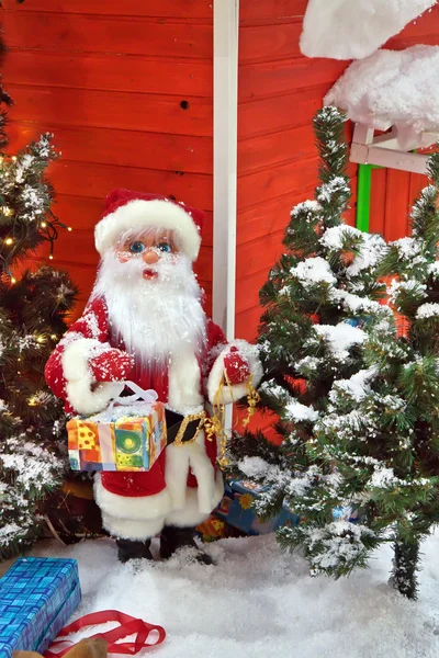 Santa claus s dárky u vánočního stromu — Stock fotografie