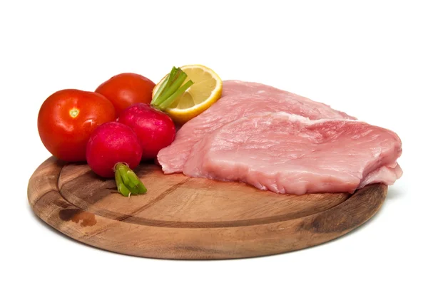 Carne fresca e crua numa tábua de corte — Fotografia de Stock