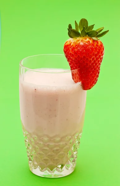 在绿色背景上的草莓奶昔 — 图库照片