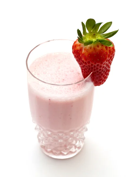 Milkshake de fresa sobre fondo blanco — Foto de Stock