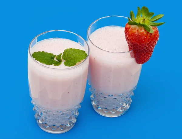 Erdbeer-Milchshake auf blauem Hintergrund — Stockfoto