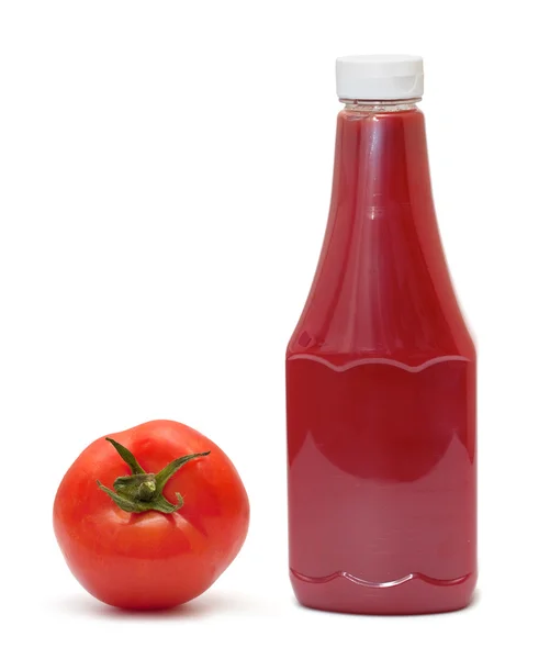 Butelki ketchupu i pomidorów na białym tle — Zdjęcie stockowe