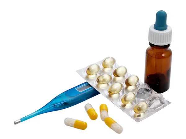Vitaminas e pílulas e termômetro Isolado em fundo branco — Fotografia de Stock