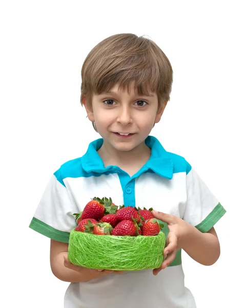 Retrato de un niño con un tazón de fresas en las manos aislado en el blanco — Foto de Stock