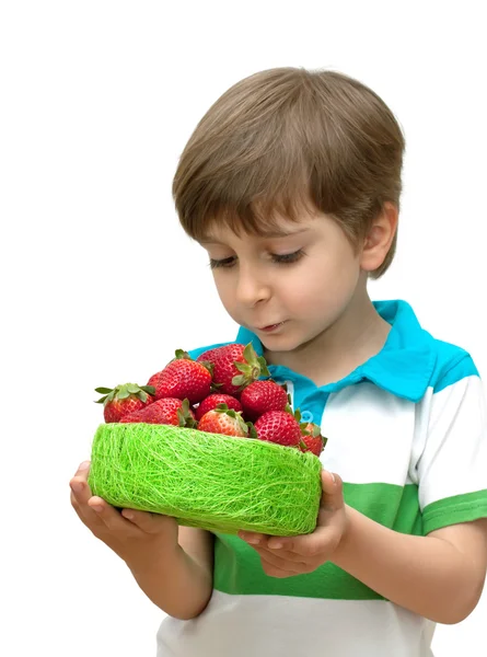 Retrato de un niño con un tazón de fresas en las manos aislado en el blanco — Foto de Stock