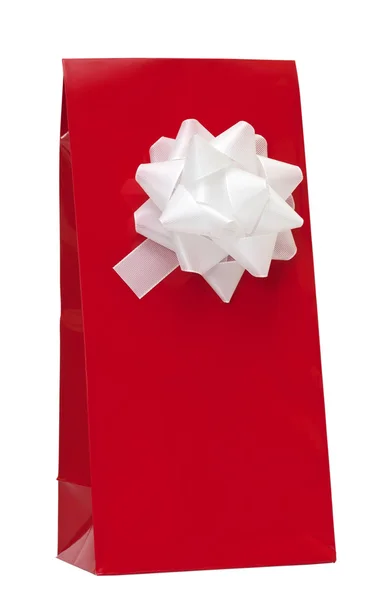 Caja de regalo con lazo blanco aislado sobre fondo blanco —  Fotos de Stock
