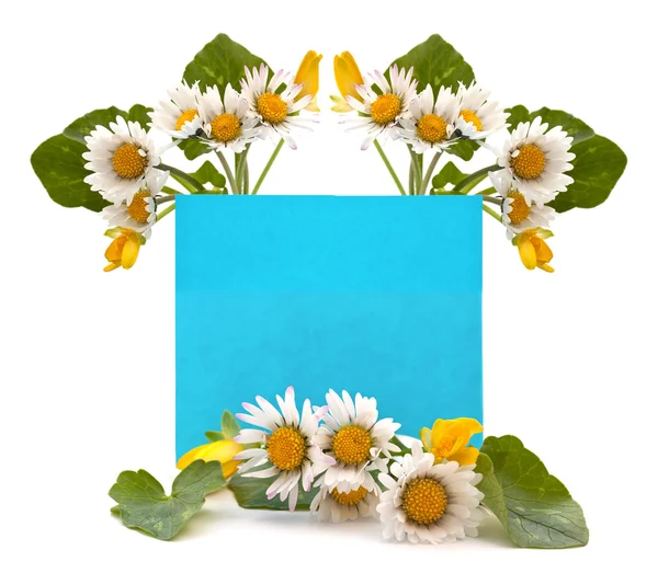 Blauer Raum für Ihren Text mit einem Strauß frischer Blumen — Stockfoto