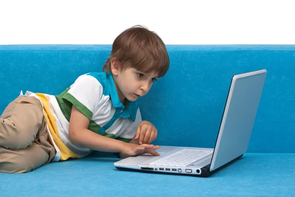 Jongen met laptop geïsoleerd op witte achtergrond — Stockfoto