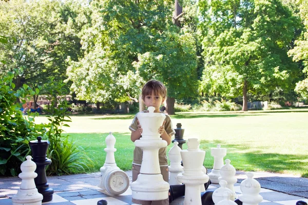Kluci hrát pouliční šachy — Stock fotografie