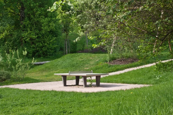 공공 공원에 탁구대 — 스톡 사진