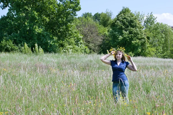 Flicka på ett fält — Stockfoto