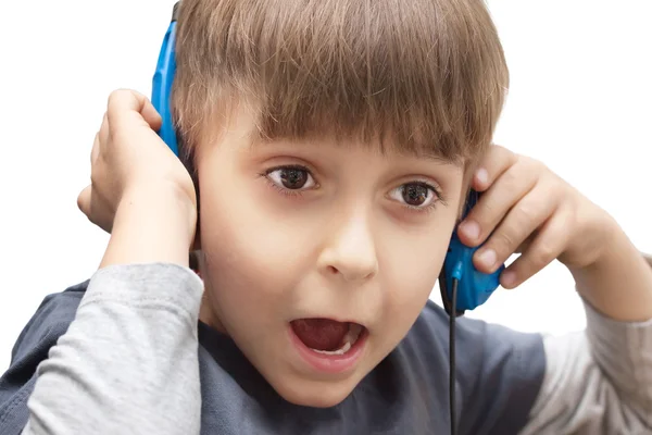 Retrato de un niño con auriculares aislados sobre fondo blanco —  Fotos de Stock
