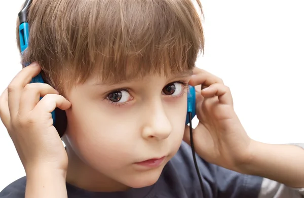 Portret van een jongen met koptelefoon geïsoleerd op witte achtergrond — Stockfoto