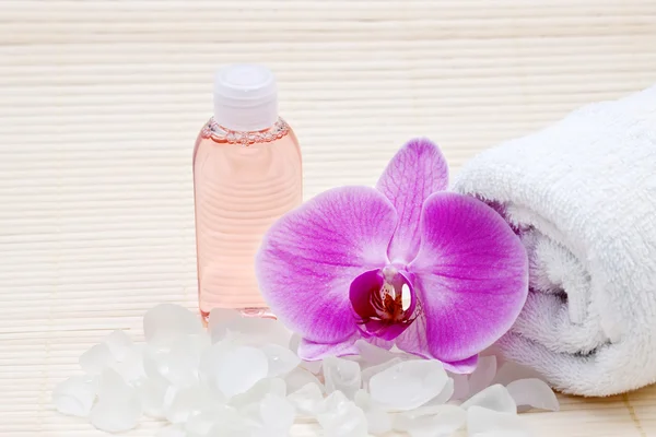 Pembe orkide, beyaz havlu ve banyo tuzları. Spa set — Stok fotoğraf