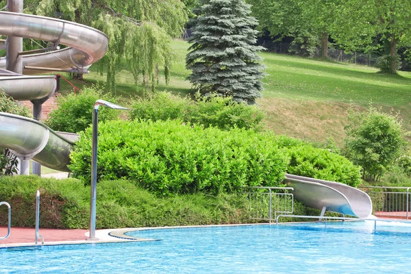 Water zwembad buiten met dia — Stockfoto