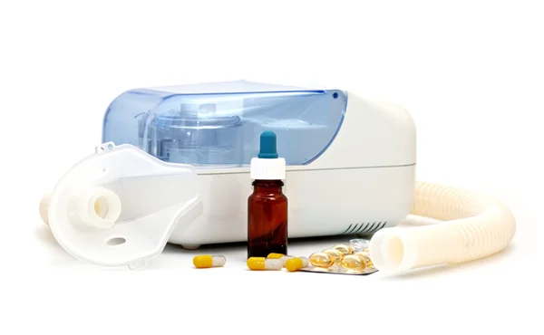 Nebulizador ultra-sônico e medicamentos em um fundo branco — Fotografia de Stock