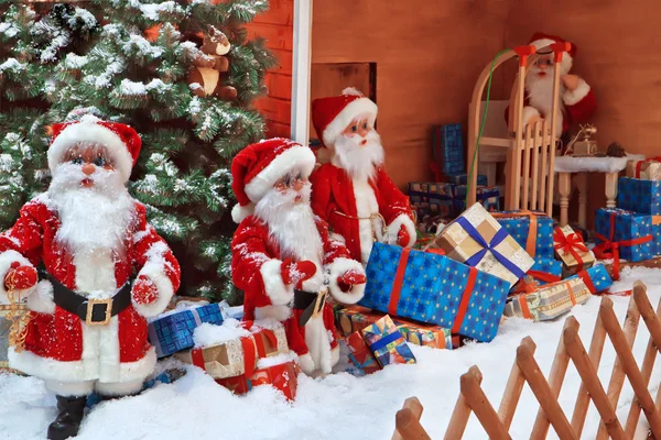 Группа Санта-Клаусов с подарками — стоковое фото