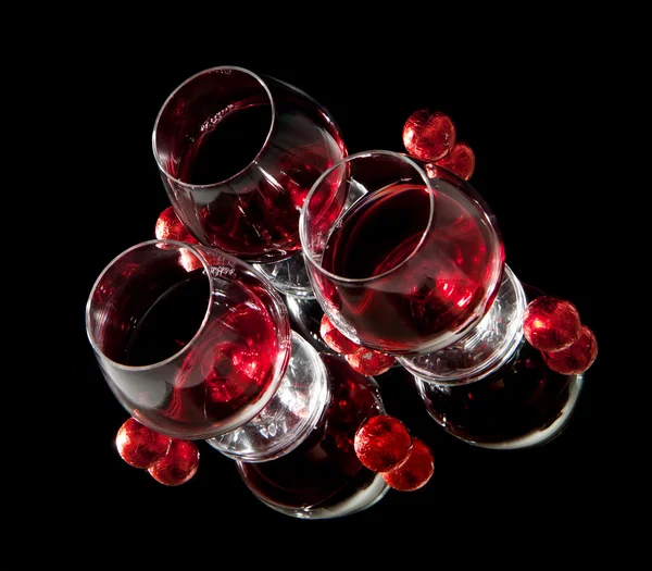 काळ्या पार्श्वभूमीवर वाईन आणि चॉकलेटचे चष्मा — स्टॉक फोटो, इमेज