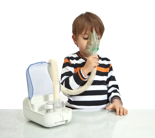 Niño pequeño hace inhalación con nebulizador — Foto de Stock