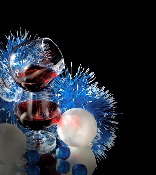 Gläser Wein, Mandarine und Schokolade und Weihnachtsmann-Hut auf schwarzem Bac — Stockfoto
