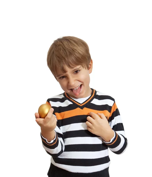 Niño sosteniendo un huevo dorado, aislado sobre fondo blanco — Foto de Stock