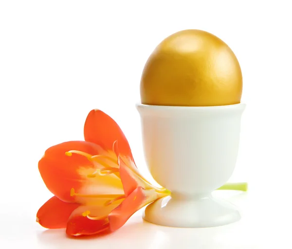 The golden egg with a flower . Isolate on white. — Stock Photo, Image