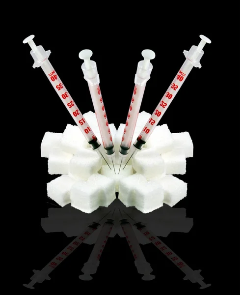 Insulin-Spritzen klebten im Klumpen Zucker. isoliert auf schwarzem Hintergrund. — Stockfoto