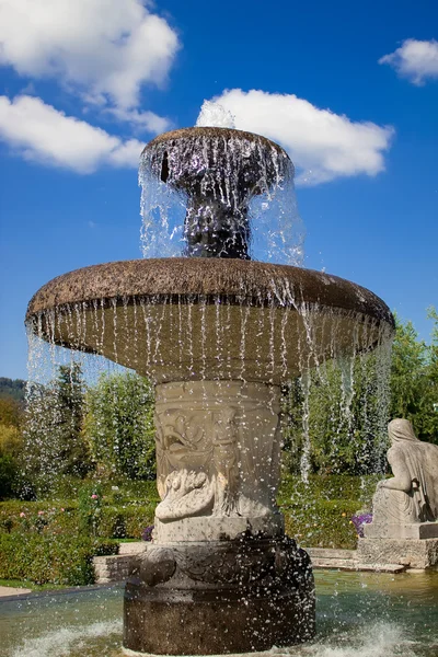 A fountain in a rose garden. Europe. — Stock Photo, Image