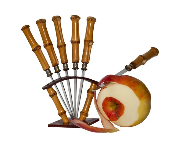 आंशिक रूप से शुद्ध लाल सेब और फल चाकू का एक सेट, एक सफेद पर अलग — स्टॉक फ़ोटो, इमेज