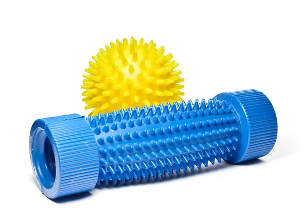 Gelber Massageball mit blauem Fußmassagegerät. — Stockfoto