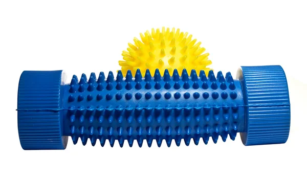 Bola de masaje amarillo con un masajeador de pie azul . — Foto de Stock