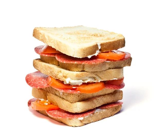 Sandviç sosis ve domates, beyaz bir arka plan üzerinde izole. — Stok fotoğraf