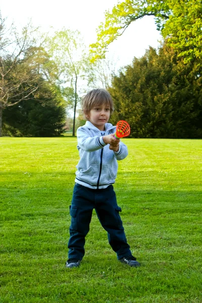 Seorang anak bermain dengan bola di taman — Stok Foto