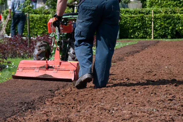 Preparação do solo para sementeira com um mini trator . — Fotografia de Stock