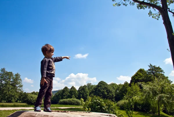 El niño dijo, señalando al cielo . — Foto de Stock