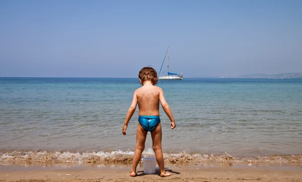 一个孩子在沙滩上 — 图库照片