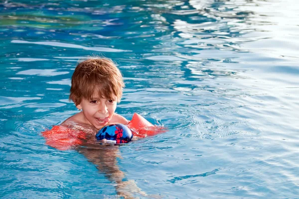 一个孩子在游泳池 — 图库照片