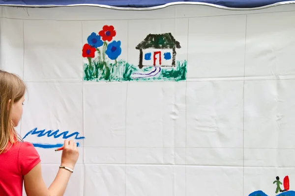 Meisje schildert verf op doek. — Stockfoto